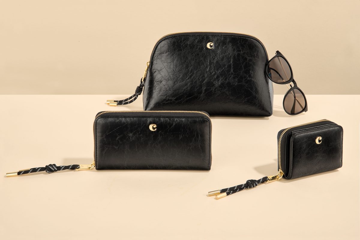 Shoulder bag, purse and card holder in black leather — Cacharel